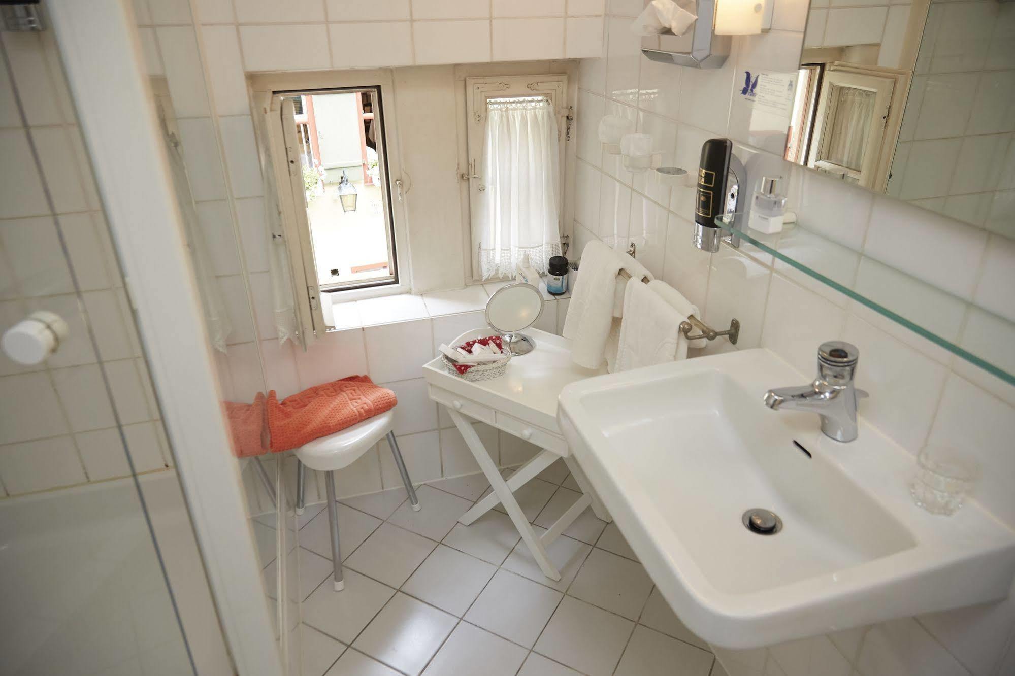Hotel Weisses Ross Dinkelsbuhl Bagian luar foto