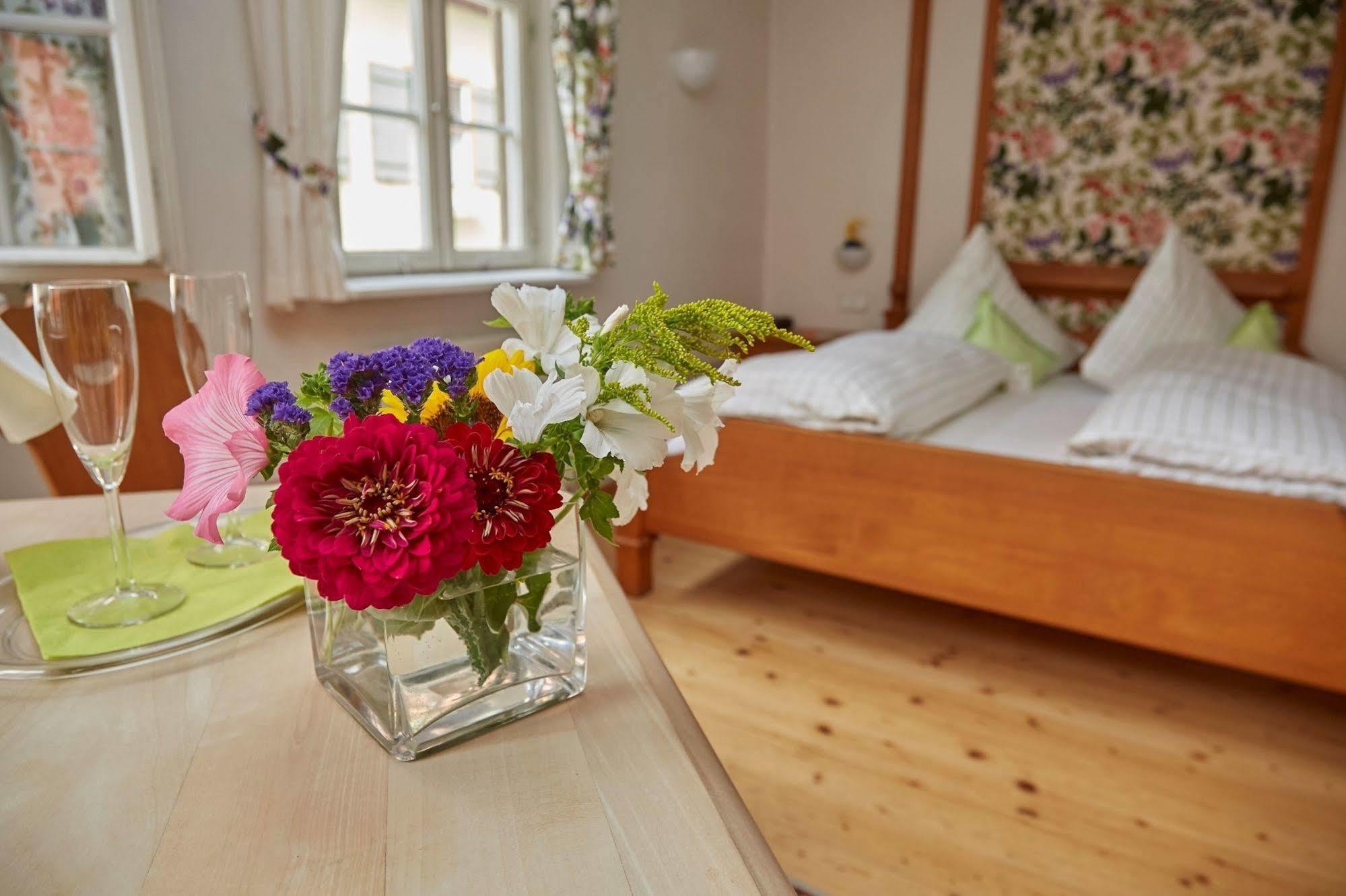 Hotel Weisses Ross Dinkelsbuhl Bagian luar foto